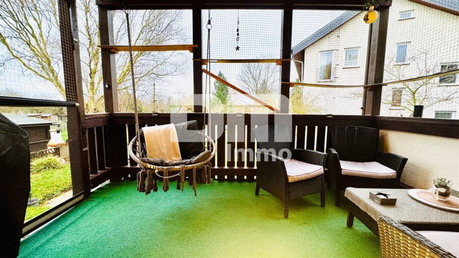 Schönes Ein- bis Zweifamilienhaus mit Gartenbereich, Terrasse + Balkon und Doppelgarage - EG Balkon / Zugang Gartenbereich